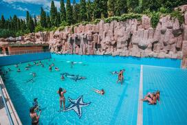 Фото большого бассейна в аквапарке Крыма «Миндальная Роща»
