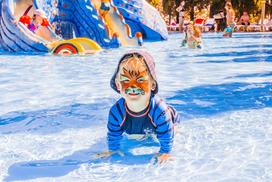 Ребенок в бассейне с аквагримом – фотогалерея аквапарка